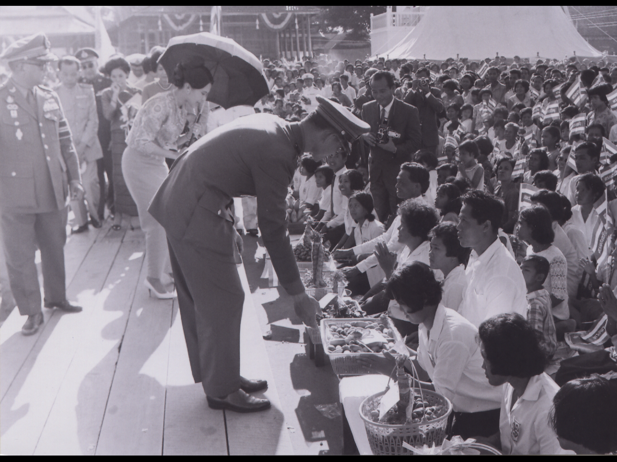 ทรงบำเพ็ญพระราชกุศลถวายผ้าพระกฐิน วัดโชติทายการาม อ.ดำเนินสะดวก จ.ราชบุรี