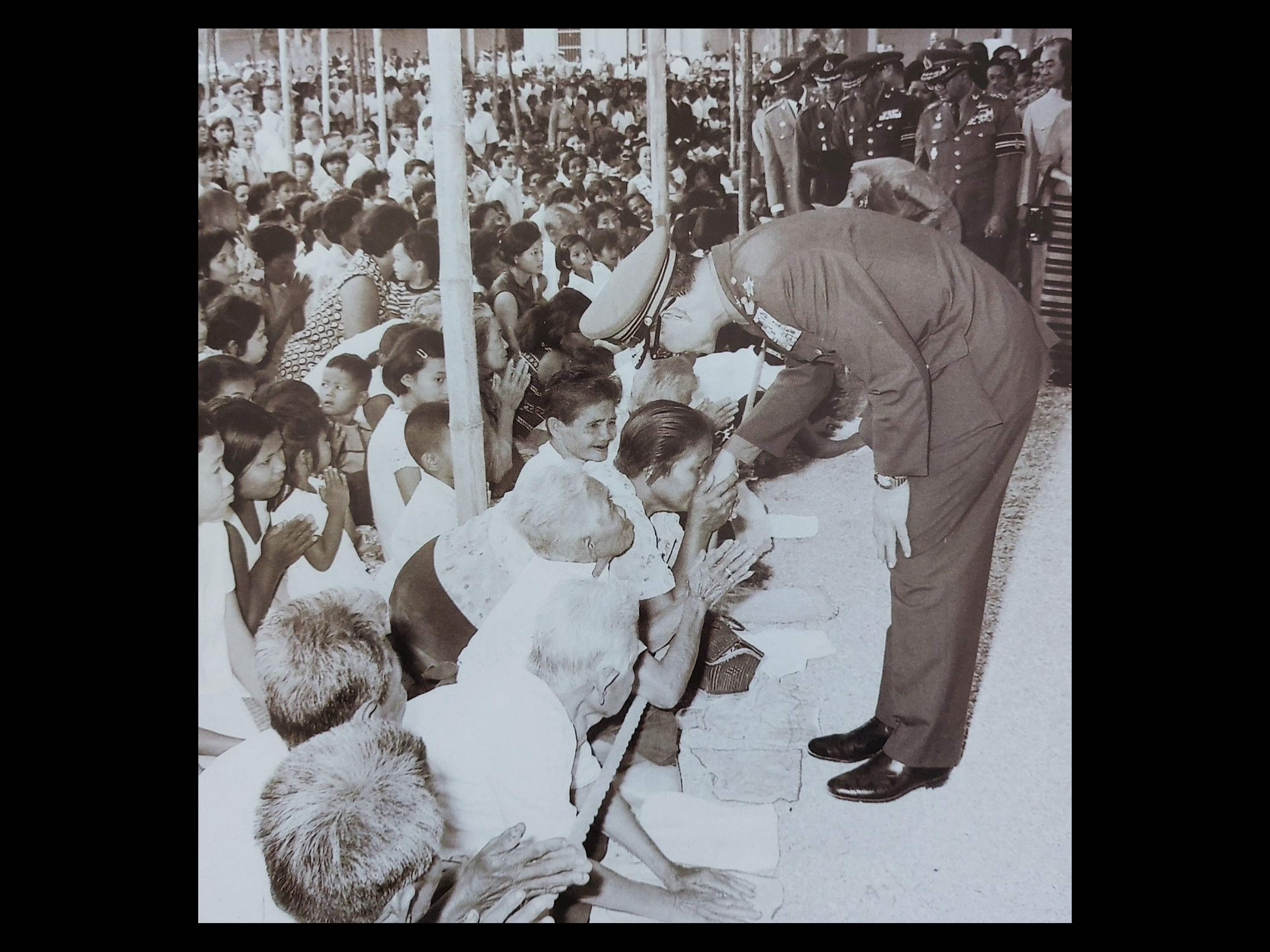 ทรงบำเพ็ญพระราชกุศลถวายผ้าพระกฐิน วัดเขาวัง อ.เมืองราชบุรี จ.ราชบุรี