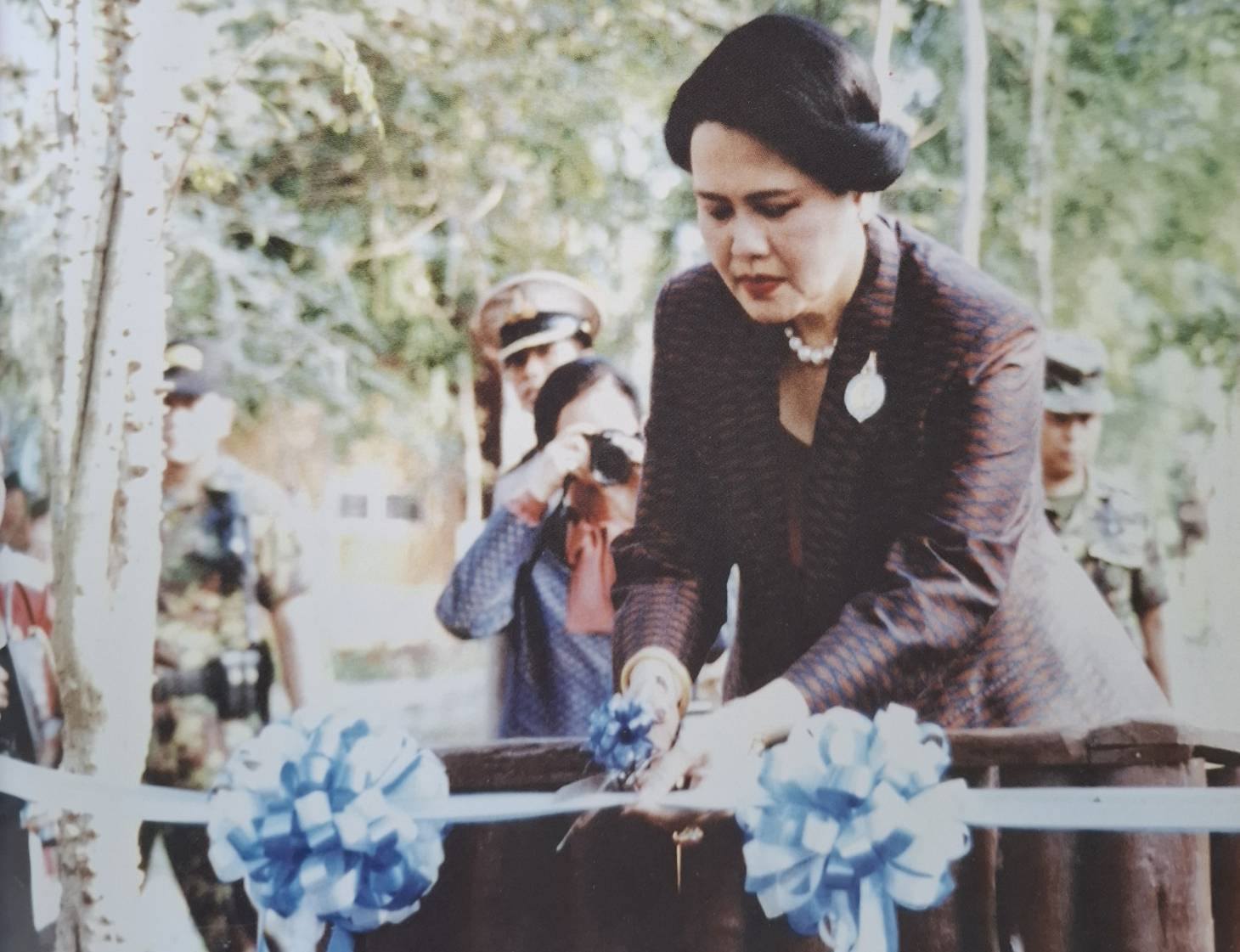 ๑๑ มกราคม ๒๕๓๖ สมเด็จพระนางเจ้าสิริกิติ์ พระบรมราชินีนาถ พระบรมราชชนนีพันปีหลวง เสด็จพระราชดำเนิน ปฏิบัติพระราชกรณียกิจ ณ ศูนย์ศึกษาพรรณไม้ป่าฯ บ้านห้วยม่วง ตำบลตะนาวศรี อำเภอสวนผึ้ง จังหวัดราชบุรี&nbsp;